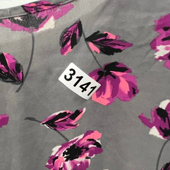 Torrid Women Gray Purple Floral Short Sleeve Keyhole Back Blouse Size 0‎ - Picture 7 of 7